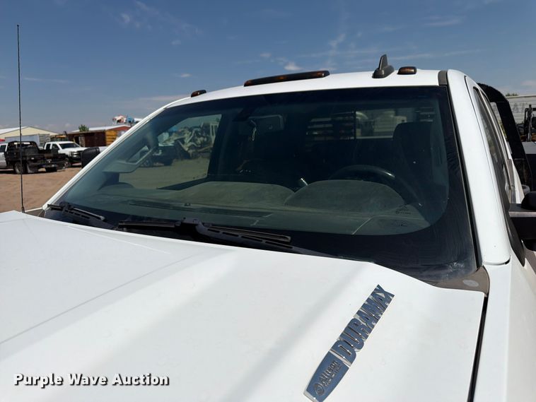 image for item FM7586 2019 Chevrolet Silverado 3500HD Crew Cab flatbed pickup truck
