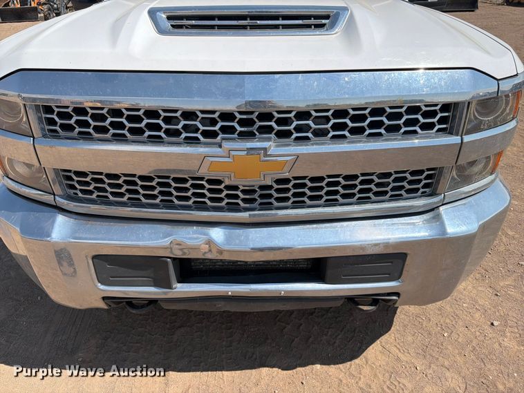 image for item FM7586 2019 Chevrolet Silverado 3500HD Crew Cab flatbed pickup truck