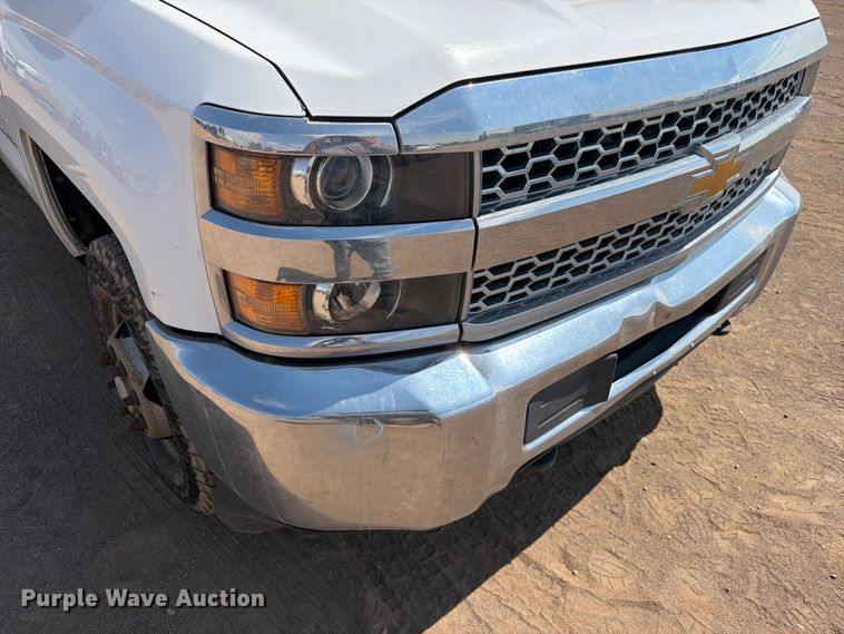 image for item FM7586 2019 Chevrolet Silverado 3500HD Crew Cab flatbed pickup truck