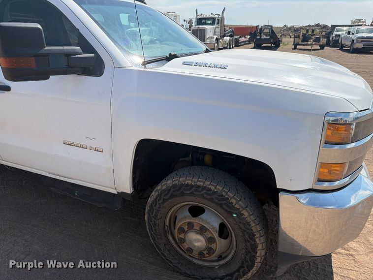 image for item FM7586 2019 Chevrolet Silverado 3500HD Crew Cab flatbed pickup truck