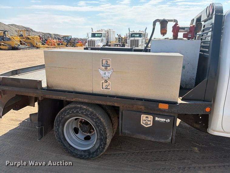 image for item FM7586 2019 Chevrolet Silverado 3500HD Crew Cab flatbed pickup truck