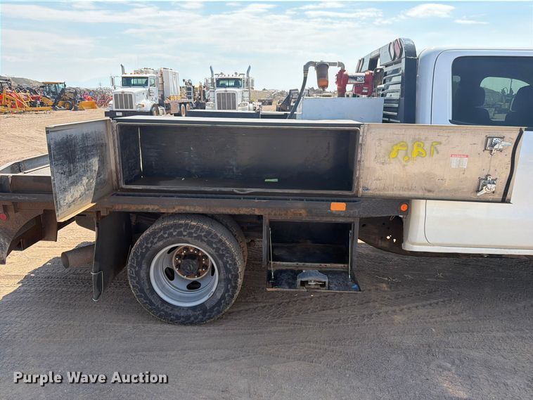 image for item FM7586 2019 Chevrolet Silverado 3500HD Crew Cab flatbed pickup truck