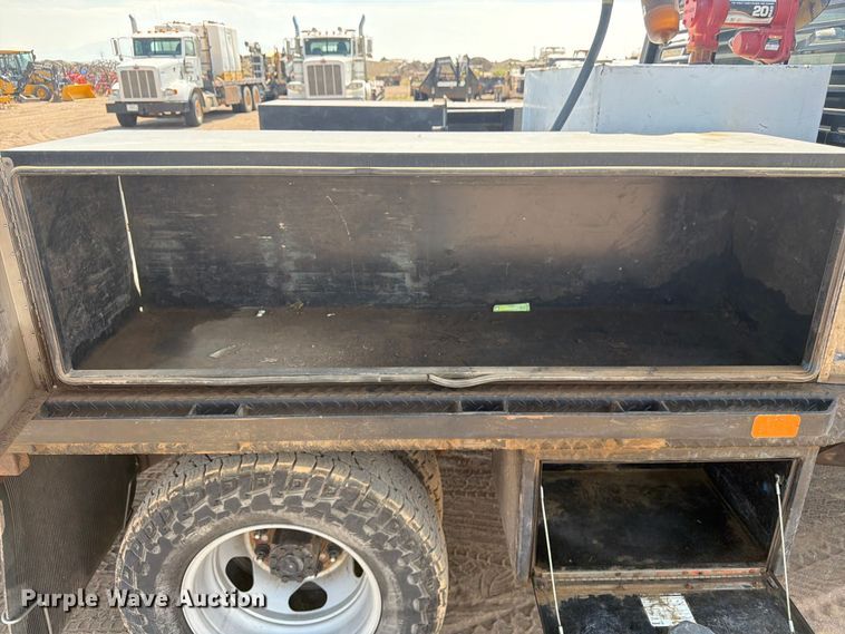 image for item FM7586 2019 Chevrolet Silverado 3500HD Crew Cab flatbed pickup truck