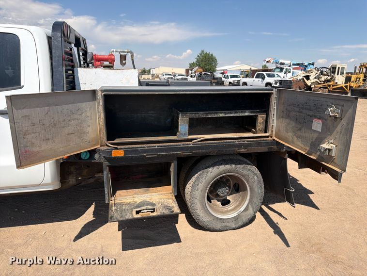 image for item FM7586 2019 Chevrolet Silverado 3500HD Crew Cab flatbed pickup truck