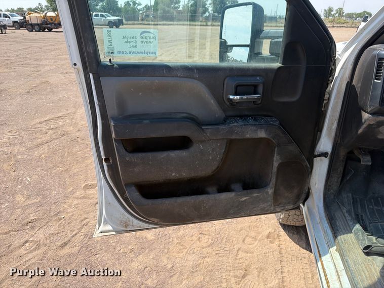 image for item FM7586 2019 Chevrolet Silverado 3500HD Crew Cab flatbed pickup truck