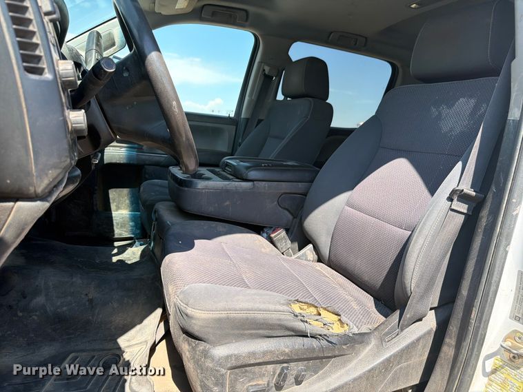 image for item FM7586 2019 Chevrolet Silverado 3500HD Crew Cab flatbed pickup truck