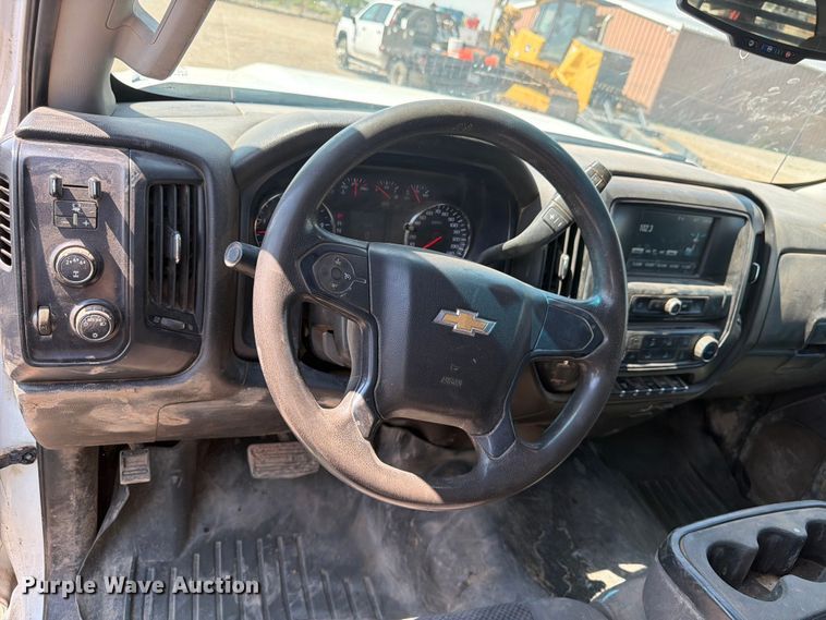image for item FM7586 2019 Chevrolet Silverado 3500HD Crew Cab flatbed pickup truck