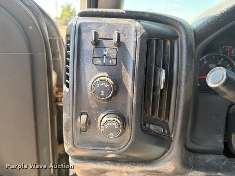 image for item FM7586 2019 Chevrolet Silverado 3500HD Crew Cab flatbed pickup truck