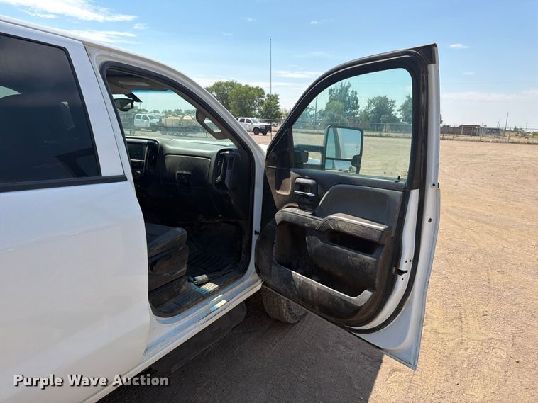 image for item FM7586 2019 Chevrolet Silverado 3500HD Crew Cab flatbed pickup truck