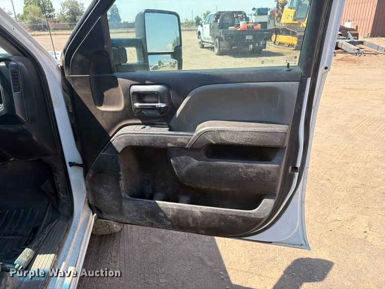 image for item FM7586 2019 Chevrolet Silverado 3500HD Crew Cab flatbed pickup truck