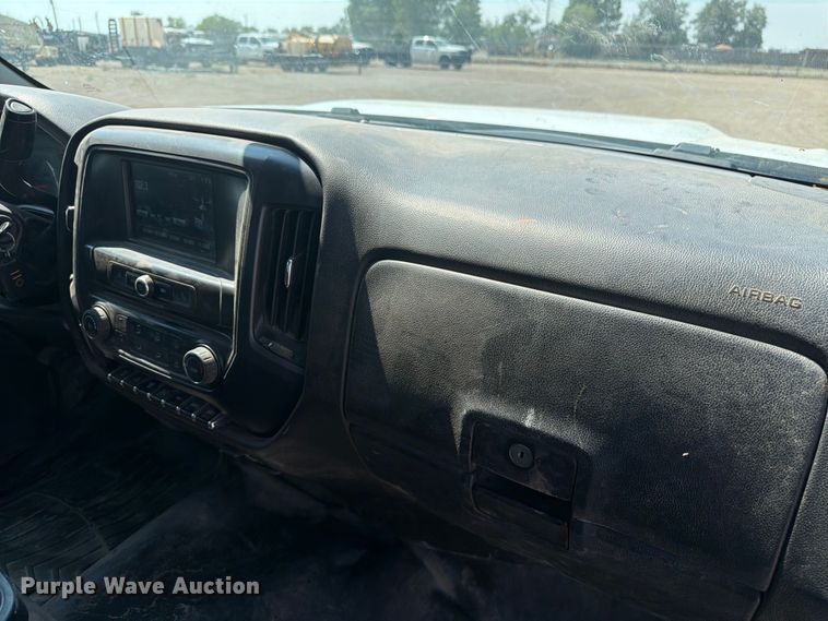 image for item FM7586 2019 Chevrolet Silverado 3500HD Crew Cab flatbed pickup truck