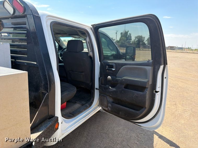 image for item FM7586 2019 Chevrolet Silverado 3500HD Crew Cab flatbed pickup truck