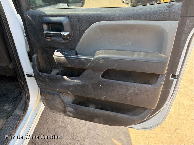 image for item FM7586 2019 Chevrolet Silverado 3500HD Crew Cab flatbed pickup truck