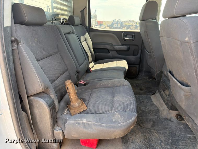 image for item FM7586 2019 Chevrolet Silverado 3500HD Crew Cab flatbed pickup truck