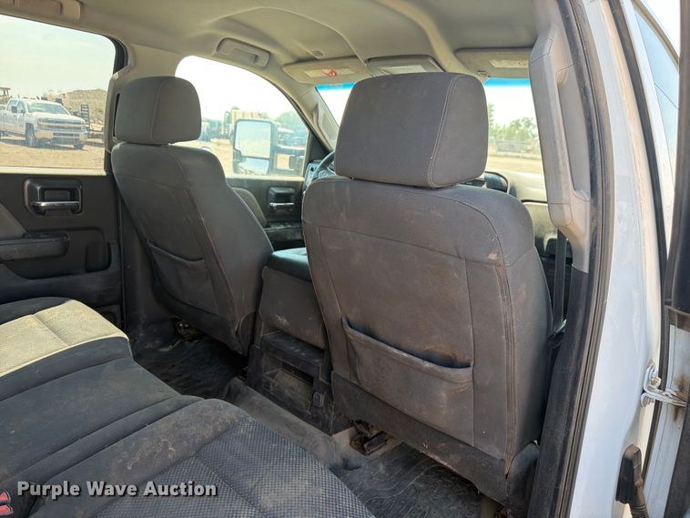 image for item FM7586 2019 Chevrolet Silverado 3500HD Crew Cab flatbed pickup truck