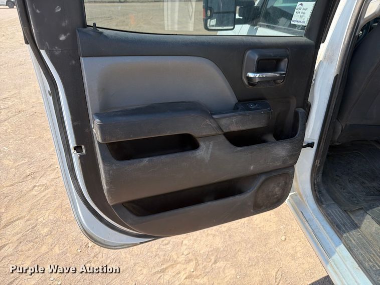image for item FM7586 2019 Chevrolet Silverado 3500HD Crew Cab flatbed pickup truck