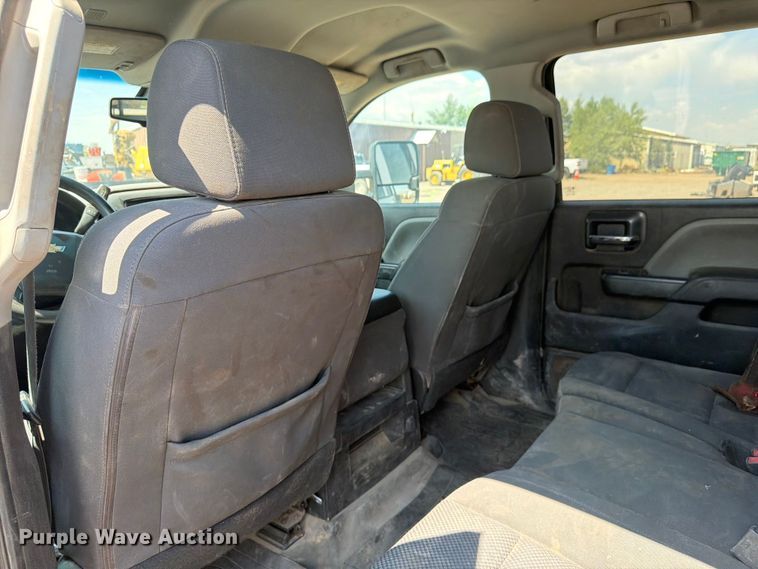 image for item FM7586 2019 Chevrolet Silverado 3500HD Crew Cab flatbed pickup truck