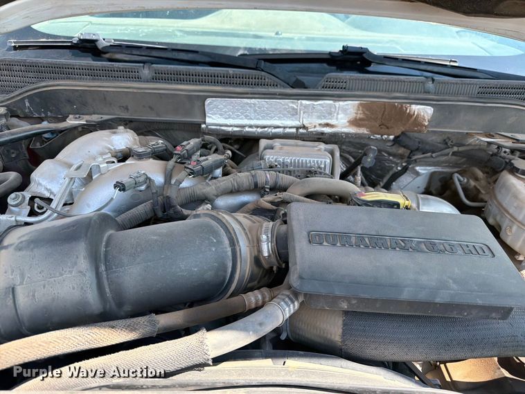 image for item FM7586 2019 Chevrolet Silverado 3500HD Crew Cab flatbed pickup truck