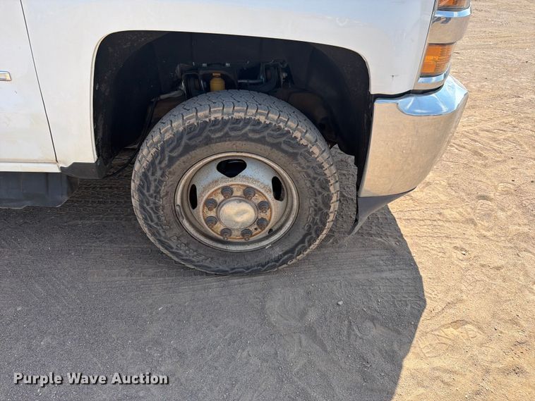 image for item FM7586 2019 Chevrolet Silverado 3500HD Crew Cab flatbed pickup truck