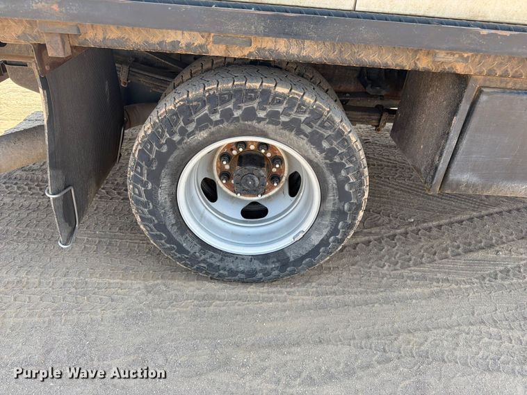 image for item FM7586 2019 Chevrolet Silverado 3500HD Crew Cab flatbed pickup truck