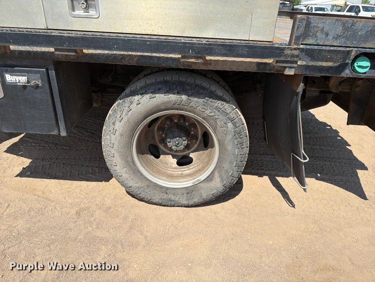 image for item FM7586 2019 Chevrolet Silverado 3500HD Crew Cab flatbed pickup truck