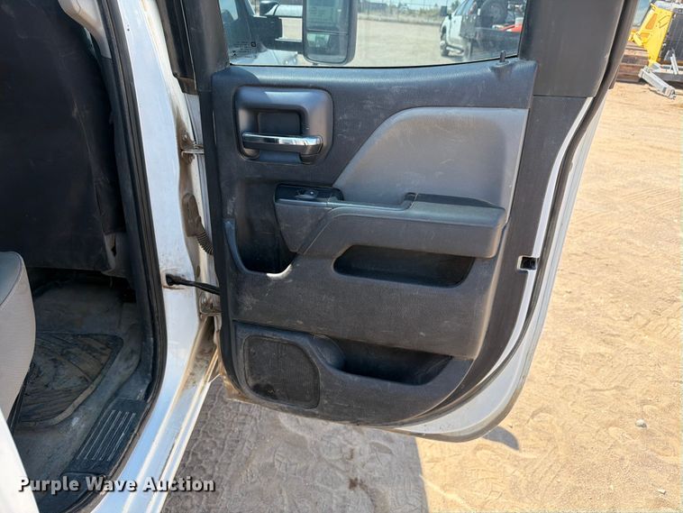 image for item FM7587 2019 Chevrolet Silverado 2500HD Crew Cab pickup truck