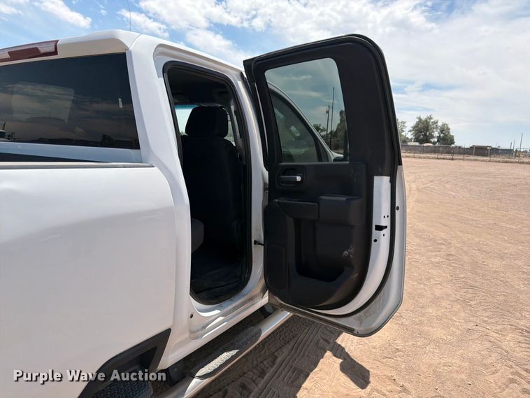 image for item FM7592 2021 Chevrolet Silverado 2500HD Crew Cab pickup truck