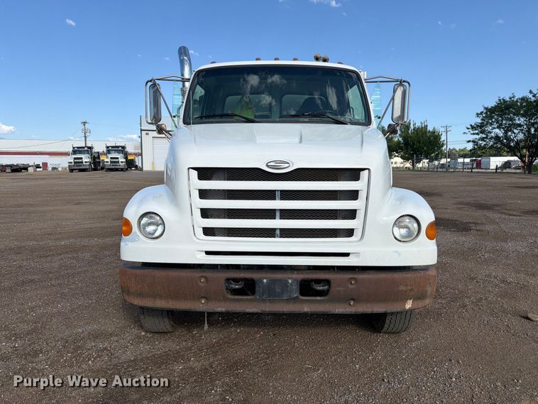 image for item FM7604 1999 Sterling L7501 refuse truck