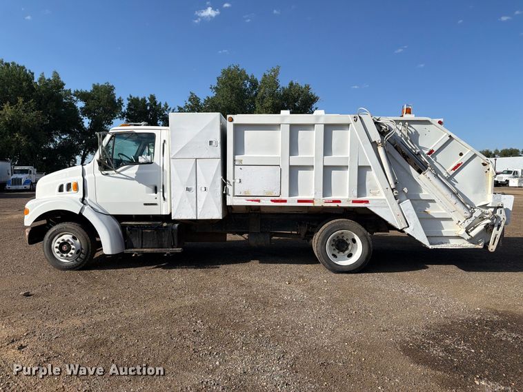 image for item FM7604 1999 Sterling L7501 refuse truck