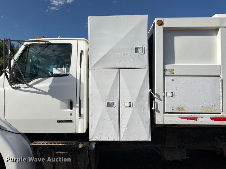 image for item FM7604 1999 Sterling L7501 refuse truck