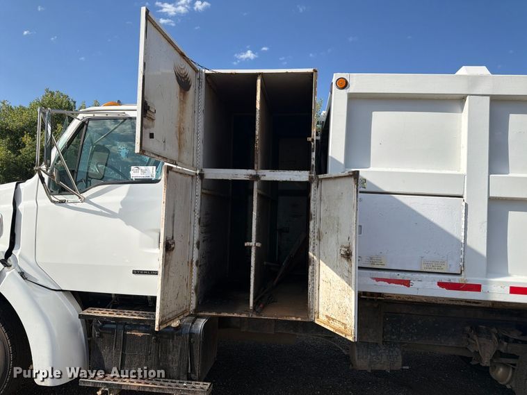 image for item FM7604 1999 Sterling L7501 refuse truck