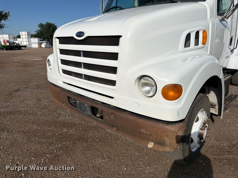 image for item FM7604 1999 Sterling L7501 refuse truck