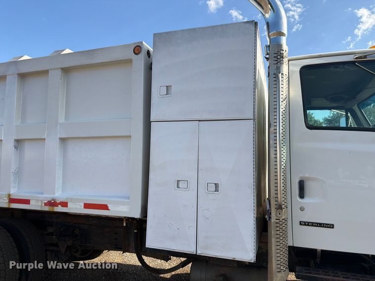 image for item FM7604 1999 Sterling L7501 refuse truck