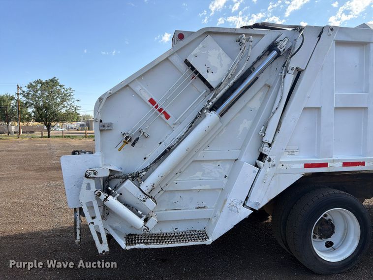 image for item FM7604 1999 Sterling L7501 refuse truck