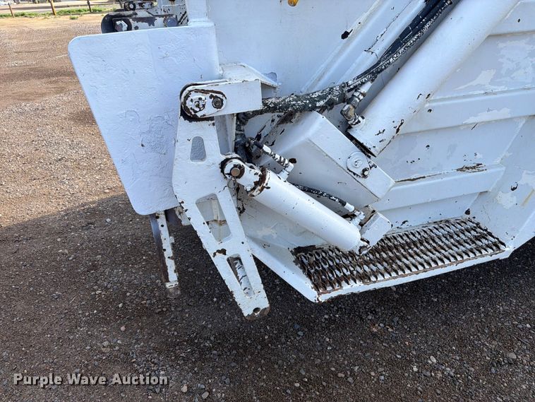 image for item FM7604 1999 Sterling L7501 refuse truck