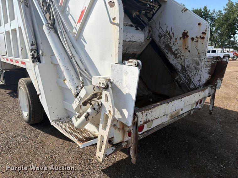 image for item FM7604 1999 Sterling L7501 refuse truck