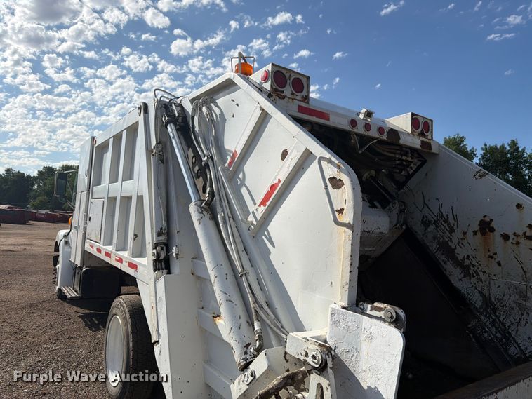 image for item FM7604 1999 Sterling L7501 refuse truck
