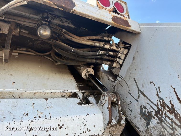 image for item FM7604 1999 Sterling L7501 refuse truck