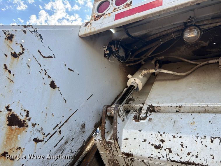 image for item FM7604 1999 Sterling L7501 refuse truck