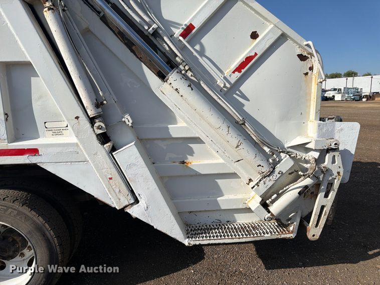 image for item FM7604 1999 Sterling L7501 refuse truck