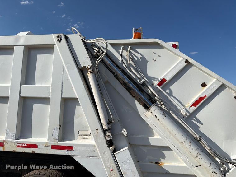 image for item FM7604 1999 Sterling L7501 refuse truck