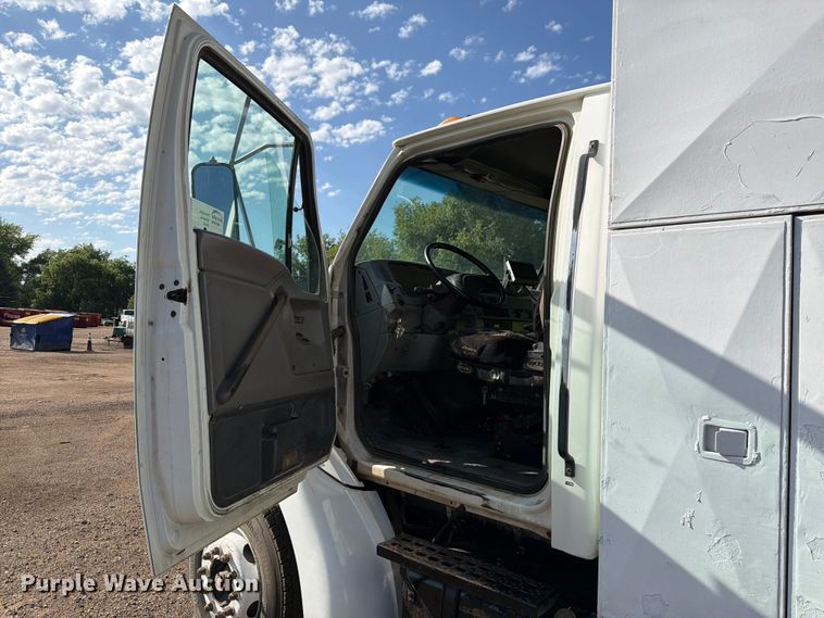image for item FM7604 1999 Sterling L7501 refuse truck