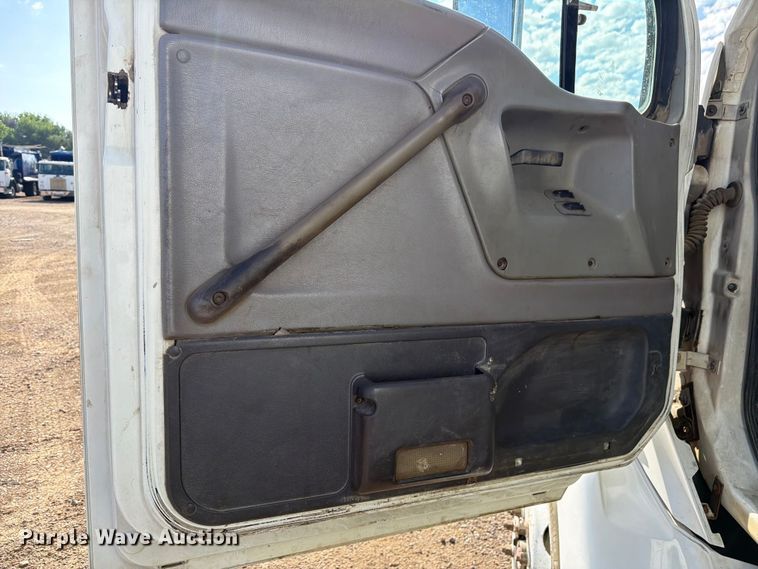 image for item FM7604 1999 Sterling L7501 refuse truck