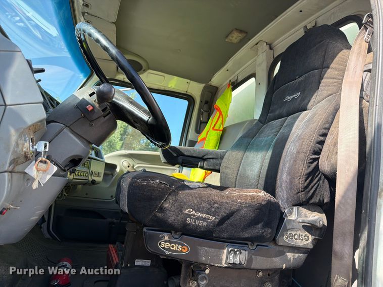 image for item FM7604 1999 Sterling L7501 refuse truck