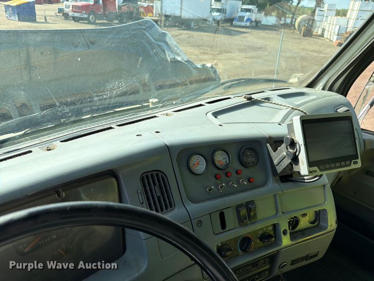 image for item FM7604 1999 Sterling L7501 refuse truck