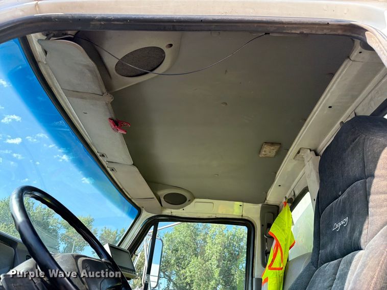 image for item FM7604 1999 Sterling L7501 refuse truck