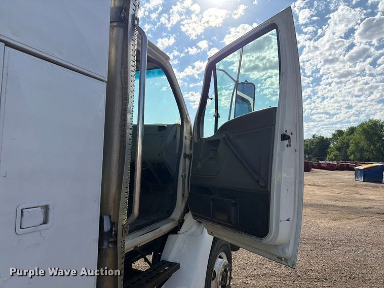 image for item FM7604 1999 Sterling L7501 refuse truck