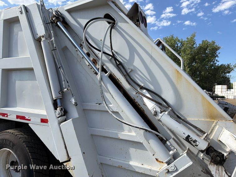 image for item FM7605 1995 GMC TopKick refuse truck