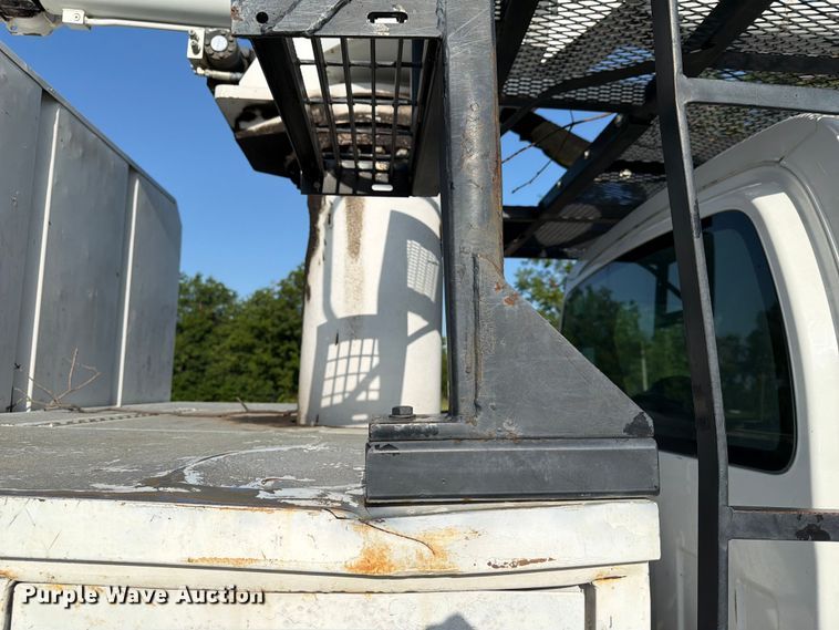 image for item FN2516 2007 GMC C7500 forestry bucket truck