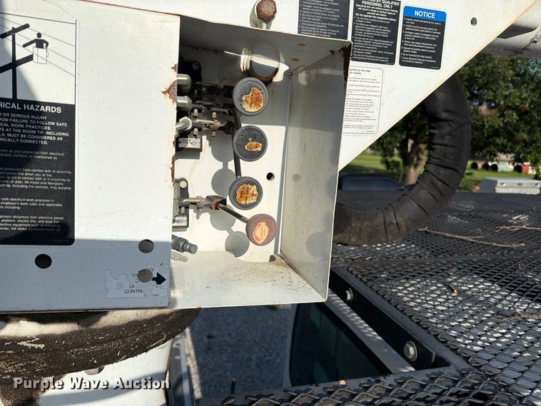 image for item FN2516 2007 GMC C7500 forestry bucket truck